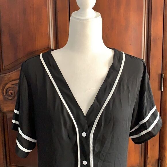 Forever 21 black and white tunic- size S - Picture 3 of 6